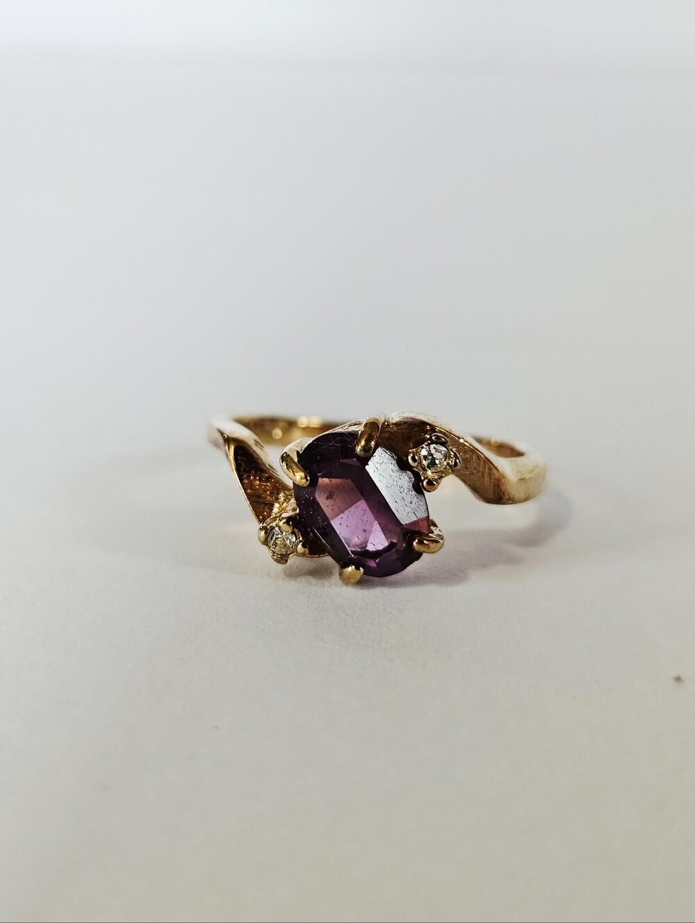 Vintage 14k G.E. Amethyst Stone Oval Gold Bypass Twist Band Triple Stone Ring 7